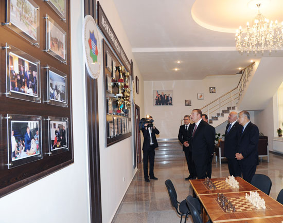 Президент Азербайджана ознакомился в Губе с ходом реконструкции парка им.Низами и открыл шахматную школу (ФОТО)