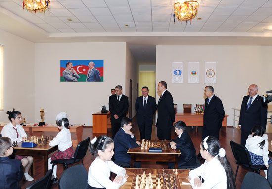 Президент Азербайджана ознакомился в Губе с ходом реконструкции парка им.Низами и открыл шахматную школу (ФОТО)