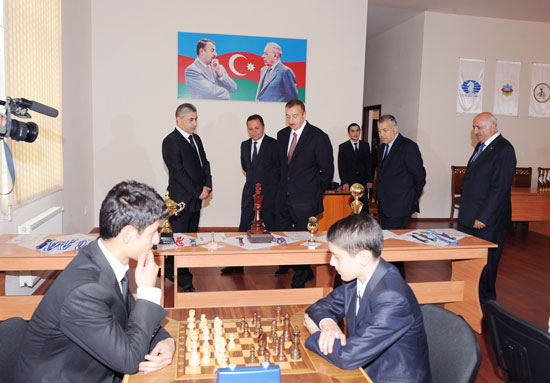 Президент Азербайджана ознакомился в Губе с ходом реконструкции парка им.Низами и открыл шахматную школу (ФОТО)