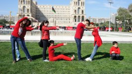 Марафон "красных ленточек" в Баку рассказал горожанам о СПИДе (фотосессия)