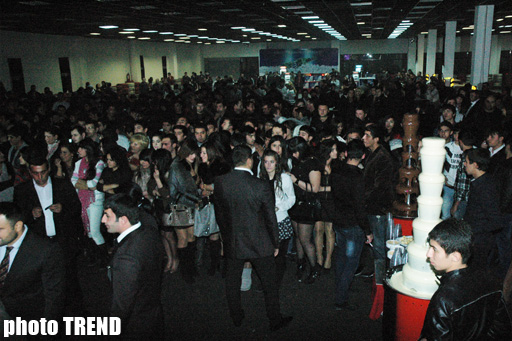 Холодная ночь в Баку - королева Лятафят Алекперова, горячая Ханде Йенер, экстаз молодежи (фотосессия)