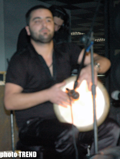 Холодная ночь в Баку - королева Лятафят Алекперова, горячая Ханде Йенер, экстаз молодежи (фотосессия)