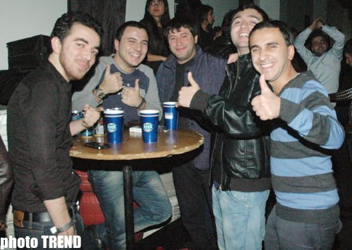 Холодная ночь в Баку - королева Лятафят Алекперова, горячая Ханде Йенер, экстаз молодежи (фотосессия)