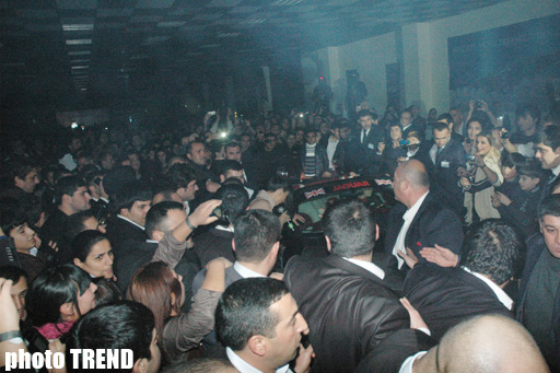 Холодная ночь в Баку - королева Лятафят Алекперова, горячая Ханде Йенер, экстаз молодежи (фотосессия)