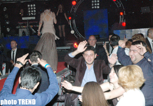 Холодная ночь в Баку - королева Лятафят Алекперова, горячая Ханде Йенер, экстаз молодежи (фотосессия)