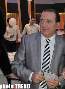 Самед Самедов стал брюнетом (фотосессия)