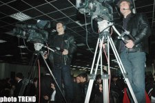 Холодная ночь в Баку - королева Лятафят Алекперова, горячая Ханде Йенер, экстаз молодежи (фотосессия)