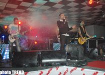 Холодная ночь в Баку - королева Лятафят Алекперова, горячая Ханде Йенер, экстаз молодежи (фотосессия)