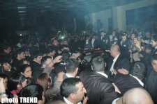 Холодная ночь в Баку - королева Лятафят Алекперова, горячая Ханде Йенер, экстаз молодежи (фотосессия)