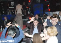 Холодная ночь в Баку - королева Лятафят Алекперова, горячая Ханде Йенер, экстаз молодежи (фотосессия)