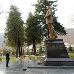 Президент Азербайджана совершает визит в Огузский район (ФОТО)