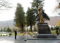 Президент Азербайджана совершает визит в Огузский район (ФОТО)