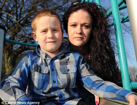 Из-за редкого расстройства мальчику нельзя смеяться (фото)