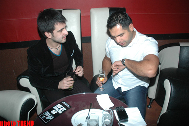 Суеверный телеведущий Джавид и VIP-продюсер Бабек о богатстве, или К чему чешется... (фотосессия)