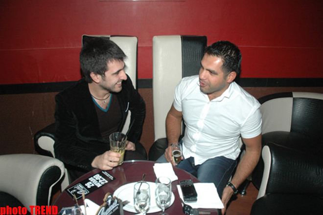 Суеверный телеведущий Джавид и VIP-продюсер Бабек о богатстве, или К чему чешется... (фотосессия)