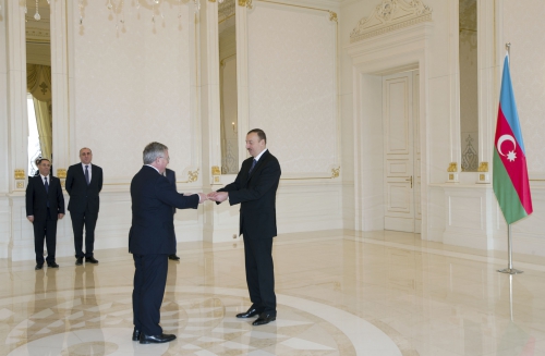 Президент Азербайджана принял верительные грамоты послов семи стран (ФОТО)