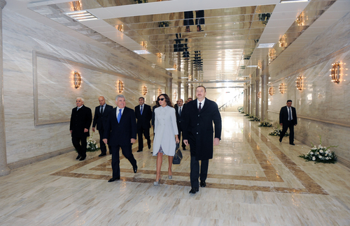 Президент Азербайджана и его супруга приняли участие в открытии новых пешеходных переходов (ФОТО)