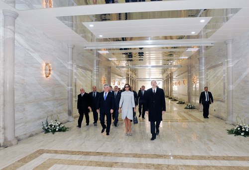 Президент Азербайджана и его супруга приняли участие в открытии новых пешеходных переходов (ФОТО)