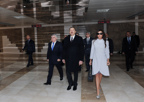 Президент Азербайджана и его супруга приняли участие в открытии новых пешеходных переходов (ФОТО)