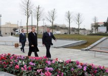 Ильхам Алиев ознакомился с новым парком перед административным зданием Департамента Министерства налогов (ФОТО)