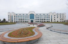 Ильхам Алиев ознакомился с новым парком перед административным зданием Департамента Министерства налогов (ФОТО)