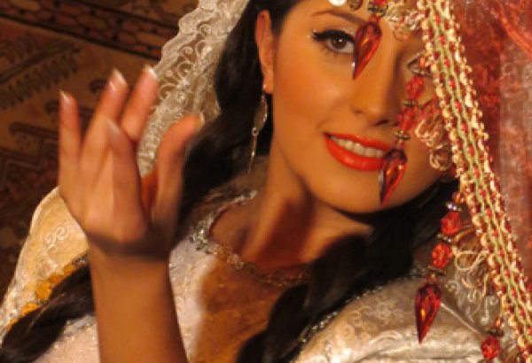 Аян Бабакишиева: "Азербайджанская национальная одежда делает женщину еще краше" (фотосессия)