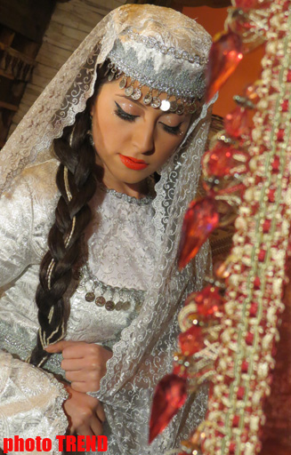 Аян Бабакишиева: "Азербайджанская национальная одежда делает женщину еще краше" (фотосессия)