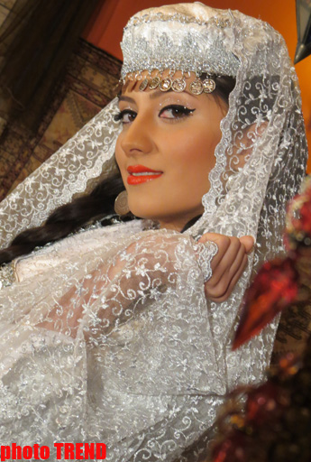 Аян Бабакишиева: "Азербайджанская национальная одежда делает женщину еще краше" (фотосессия)