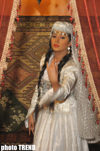 Аян Бабакишиева: "Азербайджанская национальная одежда делает женщину еще краше" (фотосессия)