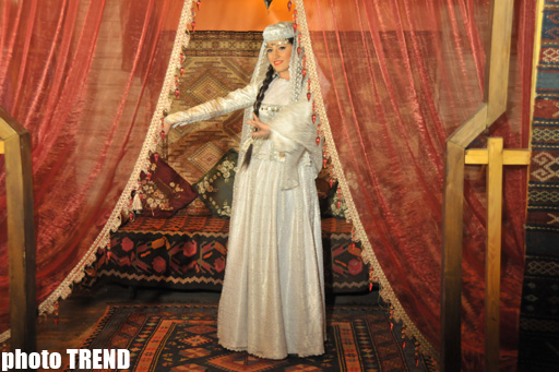 Аян Бабакишиева: "Азербайджанская национальная одежда делает женщину еще краше" (фотосессия)