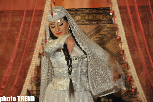 Аян Бабакишиева: "Азербайджанская национальная одежда делает женщину еще краше" (фотосессия)