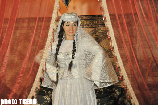 Аян Бабакишиева: "Азербайджанская национальная одежда делает женщину еще краше" (фотосессия)