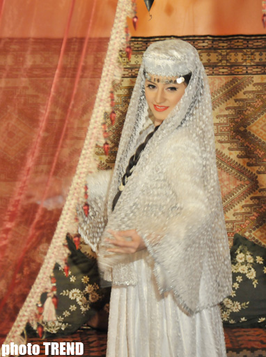 Аян Бабакишиева: "Азербайджанская национальная одежда делает женщину еще краше" (фотосессия)