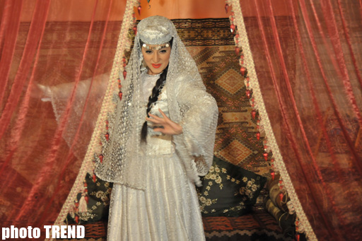 Аян Бабакишиева: "Азербайджанская национальная одежда делает женщину еще краше" (фотосессия)