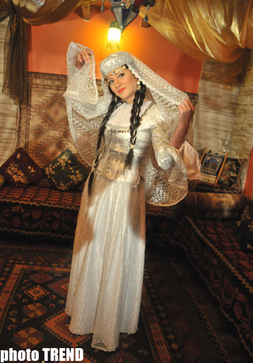 Аян Бабакишиева: "Азербайджанская национальная одежда делает женщину еще краше" (фотосессия)