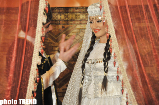 Аян Бабакишиева: "Азербайджанская национальная одежда делает женщину еще краше" (фотосессия)