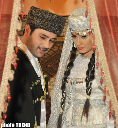 Аян Бабакишиева: "Азербайджанская национальная одежда делает женщину еще краше" (фотосессия)