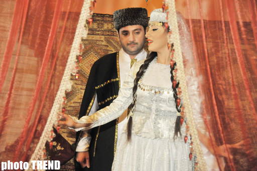 Аян Бабакишиева: "Азербайджанская национальная одежда делает женщину еще краше" (фотосессия)