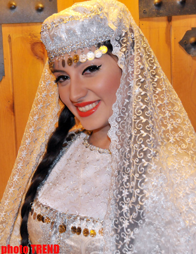 Аян Бабакишиева: "Азербайджанская национальная одежда делает женщину еще краше" (фотосессия)