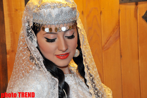 Аян Бабакишиева: "Азербайджанская национальная одежда делает женщину еще краше" (фотосессия)