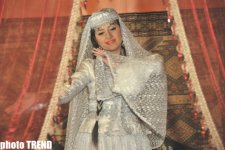 Аян Бабакишиева: "Азербайджанская национальная одежда делает женщину еще краше" (фотосессия)