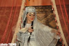 Аян Бабакишиева: "Азербайджанская национальная одежда делает женщину еще краше" (фотосессия)