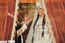 Аян Бабакишиева: "Азербайджанская национальная одежда делает женщину еще краше" (фотосессия)