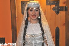 Аян Бабакишиева: "Азербайджанская национальная одежда делает женщину еще краше" (фотосессия)