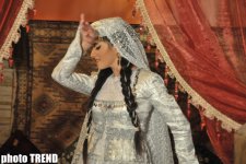 Аян Бабакишиева: "Азербайджанская национальная одежда делает женщину еще краше" (фотосессия)
