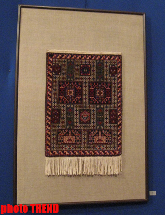 В Баку представлены миниатюрные ковры: "Старинные эскизы в новом облике" (фотосессия)