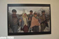 В Баку представлены уникальные работы французского фотографа, посвященные Ходжалинской трагедии (ФОТО)