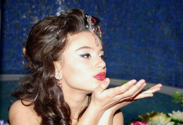 Телеведущая Айтадж Мамедова предстала в свадебном наряде (фотосессия)