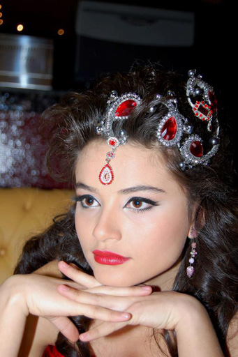 Телеведущая Айтадж Мамедова предстала в свадебном наряде (фотосессия)