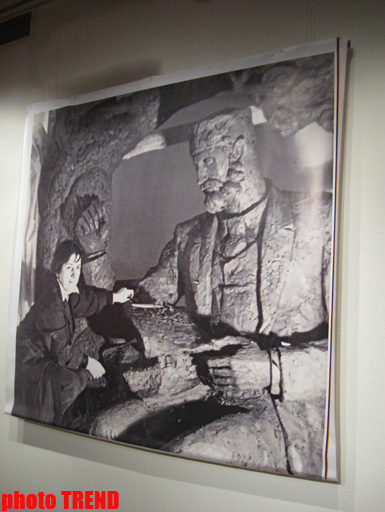 В Баку открылась выставка, посвященная памяти Эльмиры Гусейновой: "Моя мать рано ушла из жизни" (фотосессия)